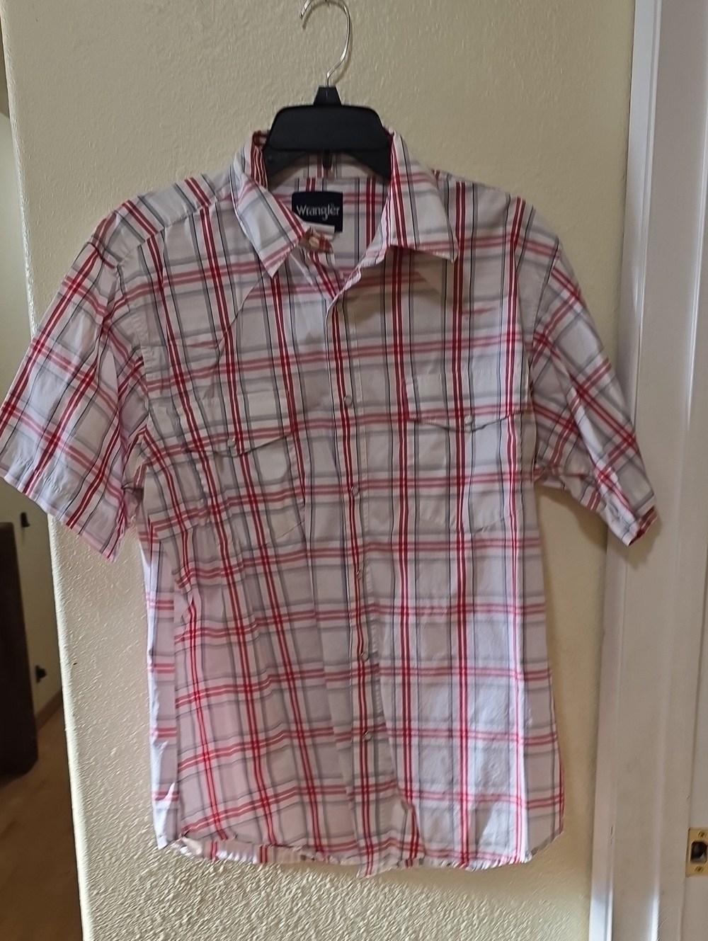 Wrangler White and Red Plaid Short Sleeve Button-Down Shirt